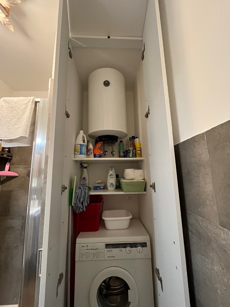 Telaio per coprire lavatrice in bagno
